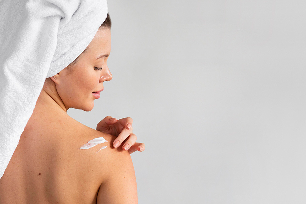 Imagen de Freepik https://www.freepik.es/foto-gratis/vista-posterior-mujer-toalla-cabeza-aplicando-crema-sobre-piel_9901531.htm#query=crema%20corporal&position=16&from_view=search&track=sph